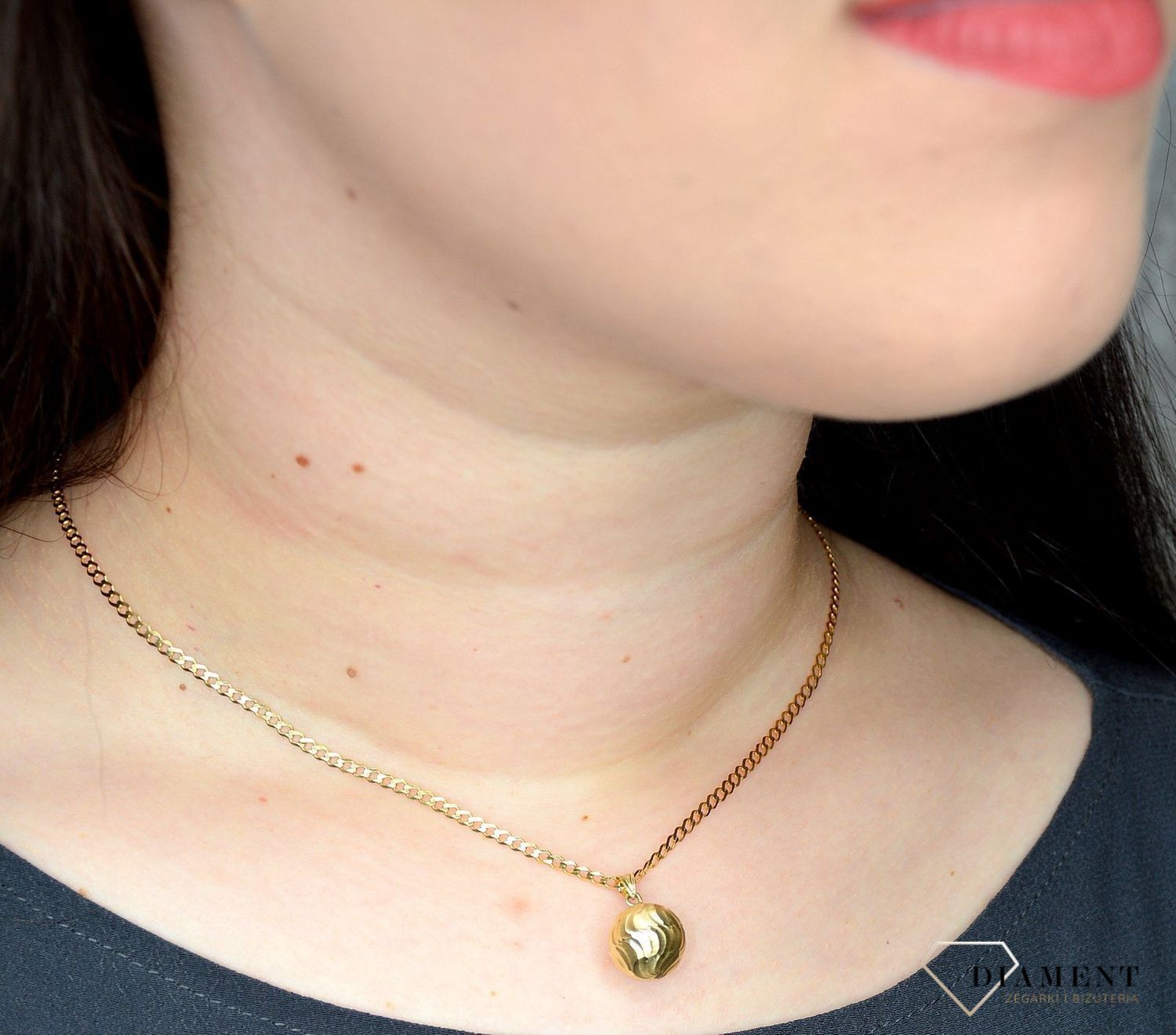 Złota zawieszka 333 grawerowana kulka ZA 1800.jpg